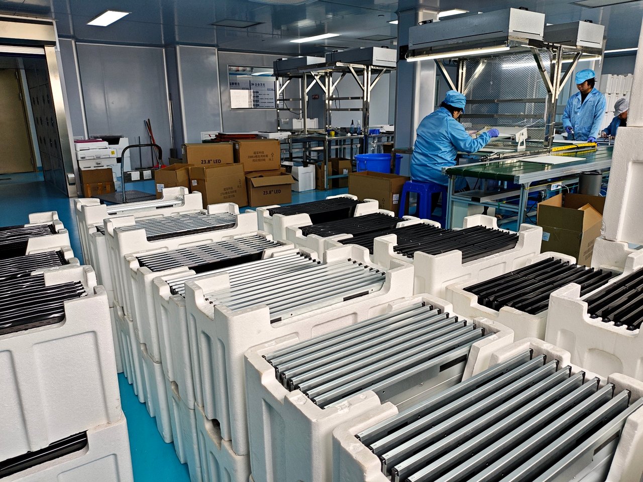 Dust-free cleanroom assembly area